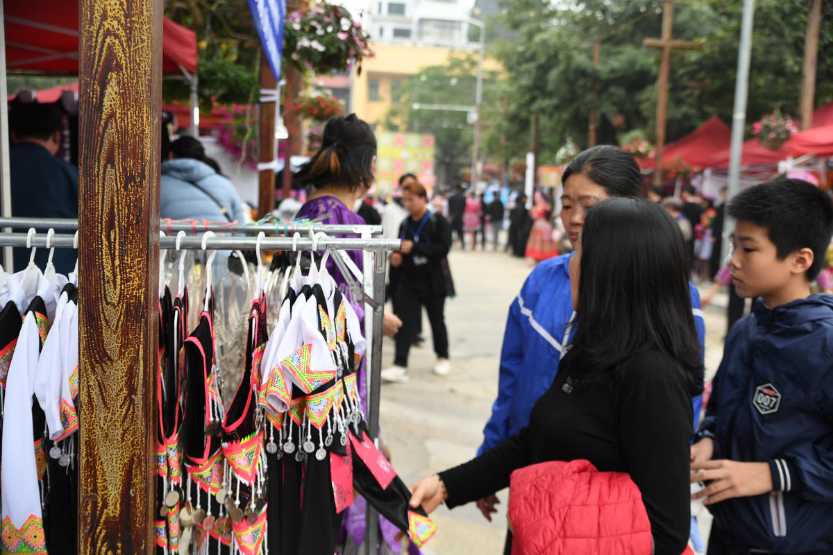Tại không gian sự kiện, các gian hàng trưng bày trang phục truyền thống, đồ thủ công và sản vật đặc trưng của nhiều nhóm Mông đến từ các địa phương đã thu hút đông đảo người tham quan, góp phần tạo nên bức tranh đa sắc về văn hóa cộng đồng giữa lòng Thủ đô. Ảnh: Phạm Sỹ.

. 