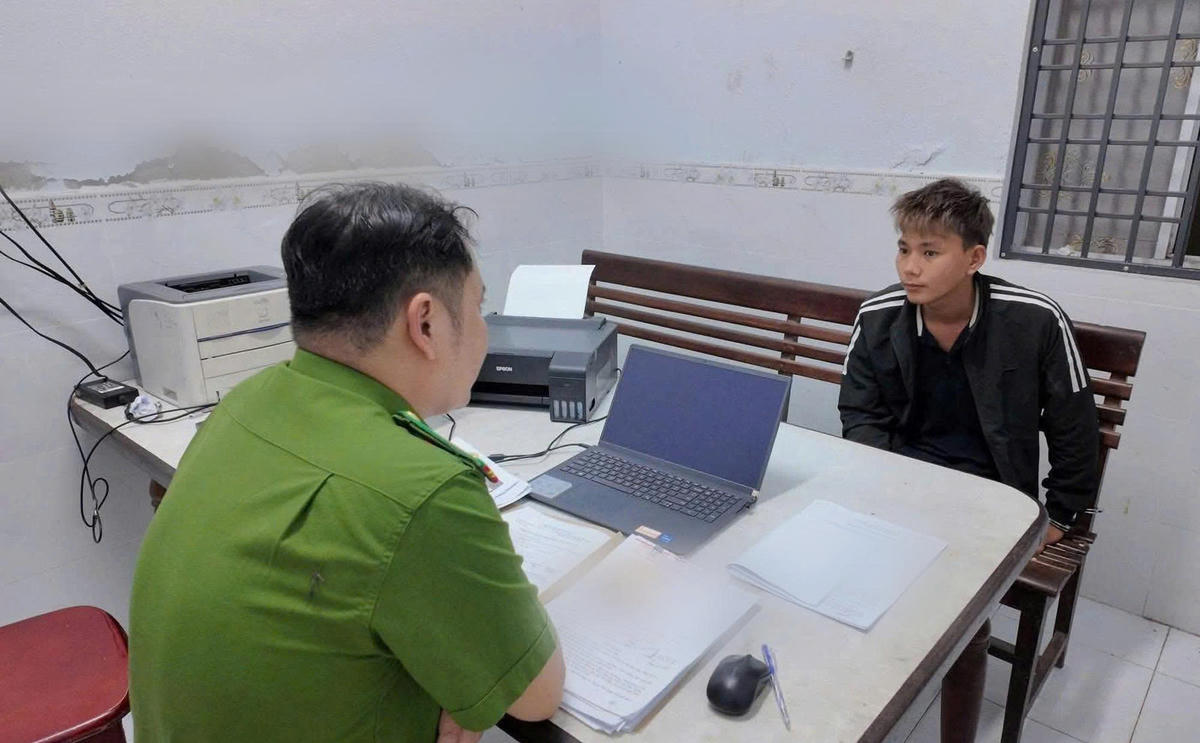 Công an phường Hòa Cường lấy lời khai đối tượng&nbsp;Hồ Văn Tàu. Ảnh: CV.