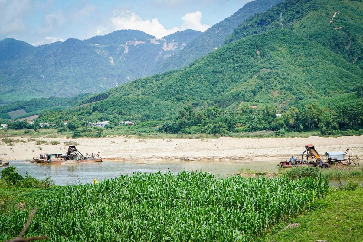 Một mỏ cát liên quan đến vụ án. Ảnh: A. Núi.