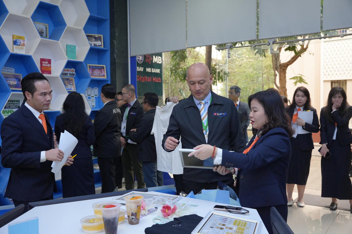 Đoàn đánh giá tham quan cơ sở vật chất phục vụ người học tại Học viện Ngân hàng. 