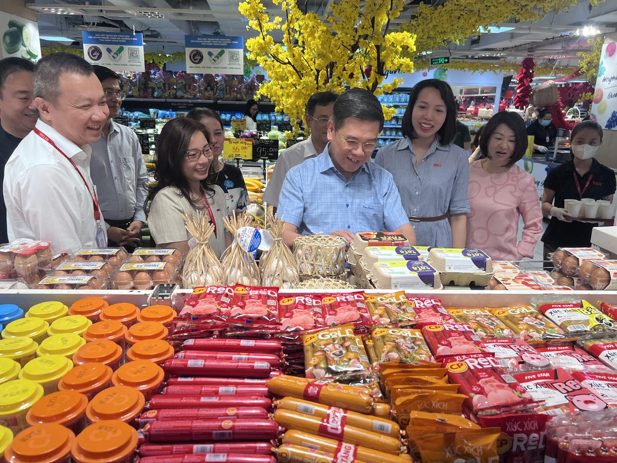 Hàng hóa đầy các quầy, kệ tại nhiều siêu thị đảm bảo nhu cầu tiêu dùng tăng cao trong mùa cao điểm mua sắm. Ảnh: S.X