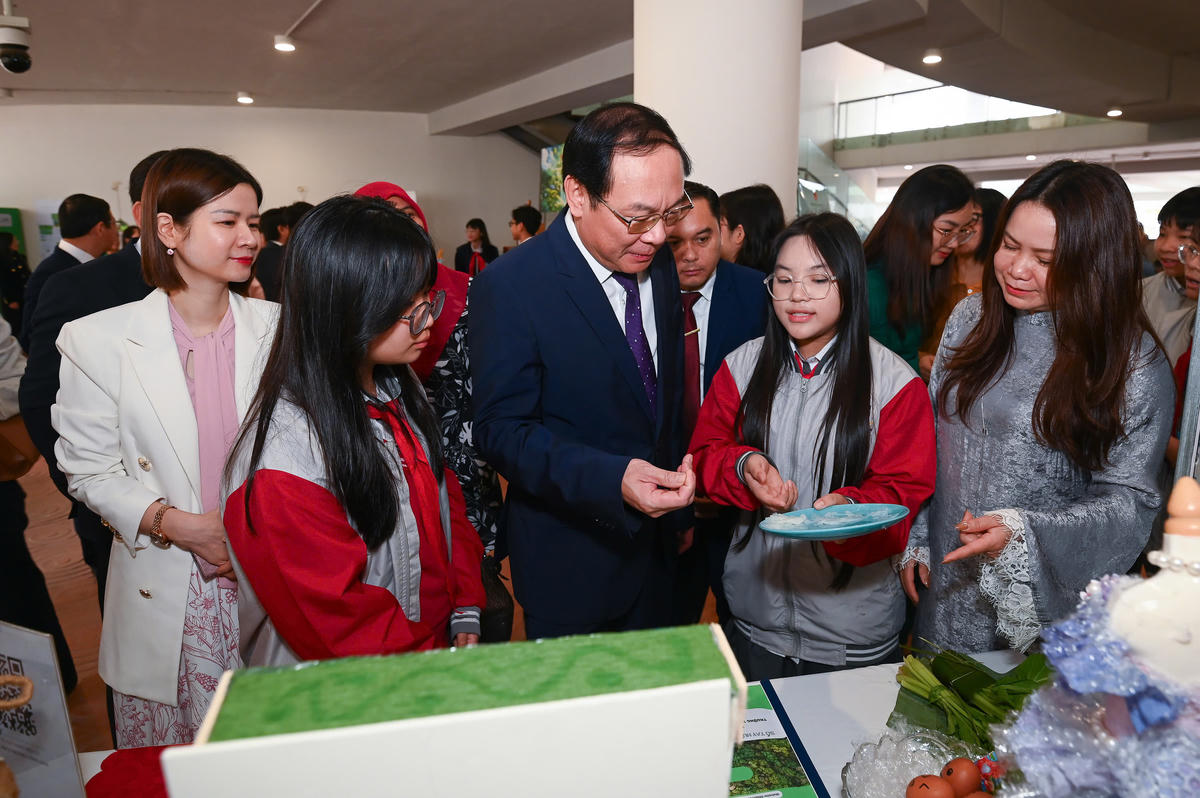 Lễ trao Giải thưởng Trường học sinh thái ASEAN Việt Nam 2025 - Trường học không rác thải nhựa thu hút sự tham dự của hàng trăm đại biểu, giáo viên và học sinh toàn quốc.