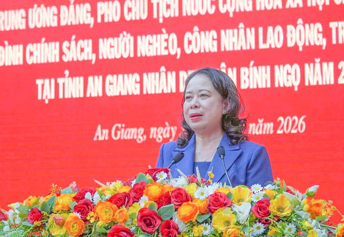 Phó Chủ tịch nước Võ Thị Ánh Xuân phát biểu chúc Tết các gia đình chính sách, người nghèo và công nhân lao động có hoàn cảnh khó khăn tỉnh An Giang. Ảnh Nguyễn Minh.