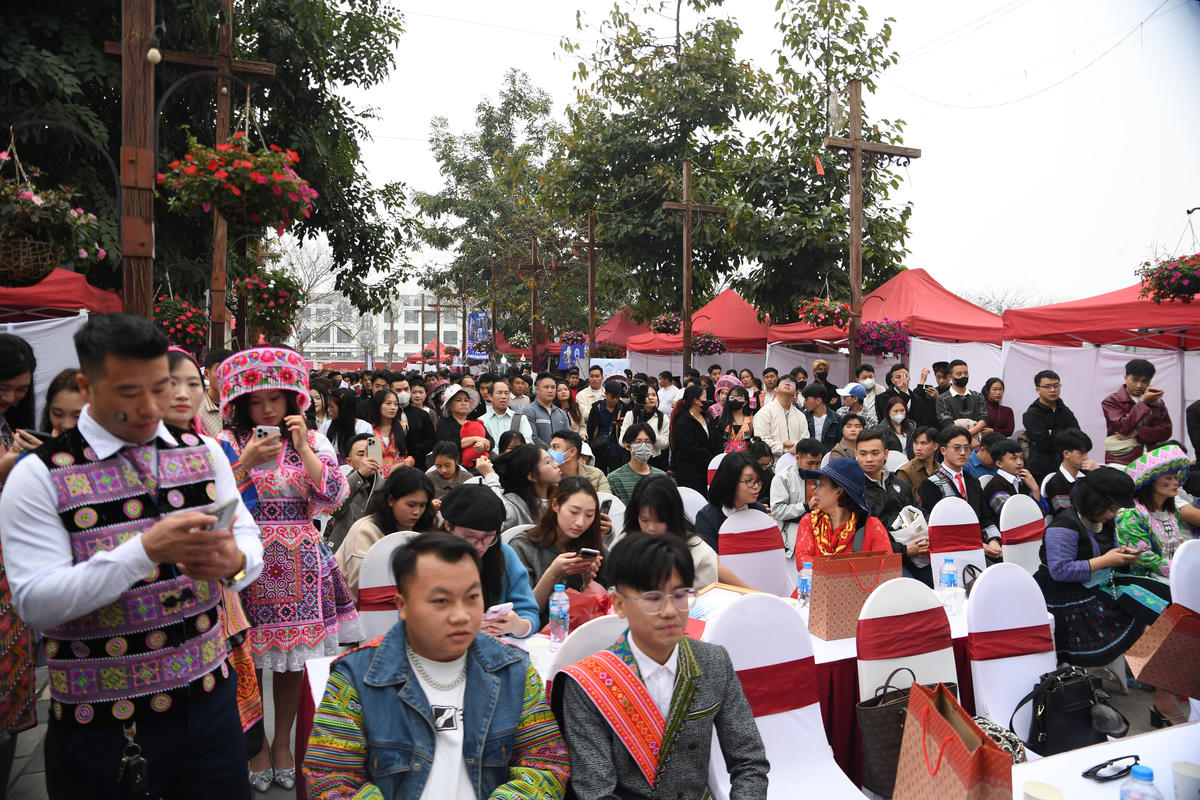 Ngày hội thu hút đông đảo sinh viên dân tộc Mông đang học tập tại Hà Nội, cùng sự tham gia, hưởng ứng của người dân và du khách, tạo nên bầu không khí rộn ràng, ấm áp giữa lòng đô thị. Ảnh: Phạm Sỹ.


