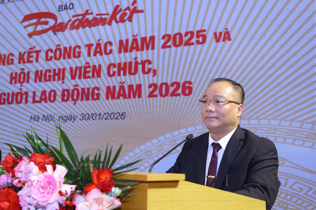 TS. Nguyễn Đăng Khang - Phó Tổng biên tập Báo Đại đoàn kết trình bày Báo cáo kết quả công tác năm 2025 và phương hướng nhiệm vụ năm 2026.&nbsp;Ảnh: Quang Vinh.