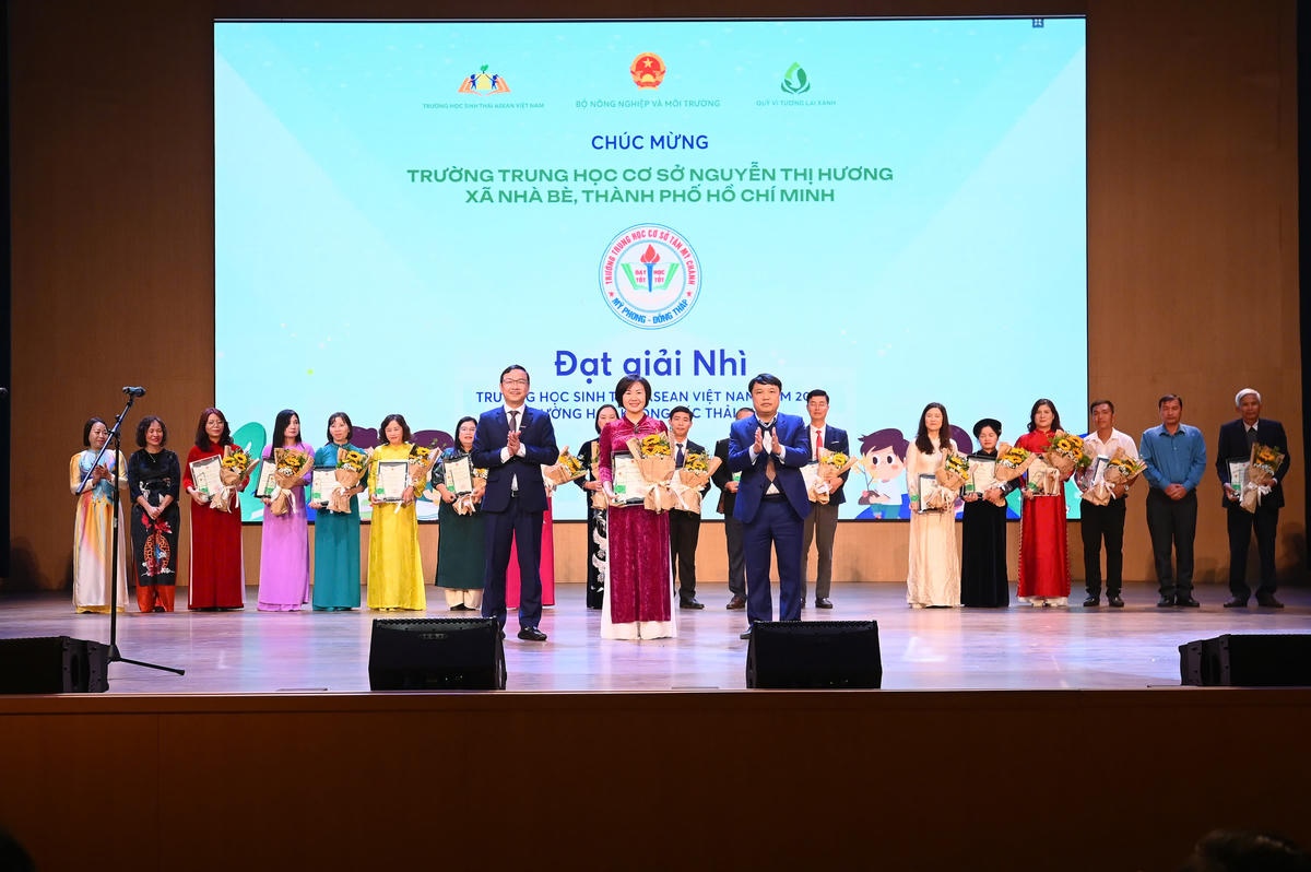 Ban Tổ chức trao giải cho các trường học.