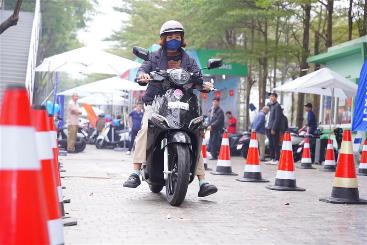 Sau trải nghiệm, chị Đặng Hải Vân tâm đắc với sự lựa chọn xe điện VinFast cho con trai đang học THPT