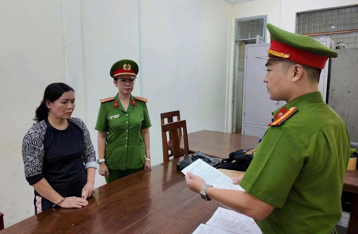 Lực lượng Công an TP Đà Nẵng đọc quyết định bắt đối tượng Trần Thị Thu Hà. Ảnh: CV.