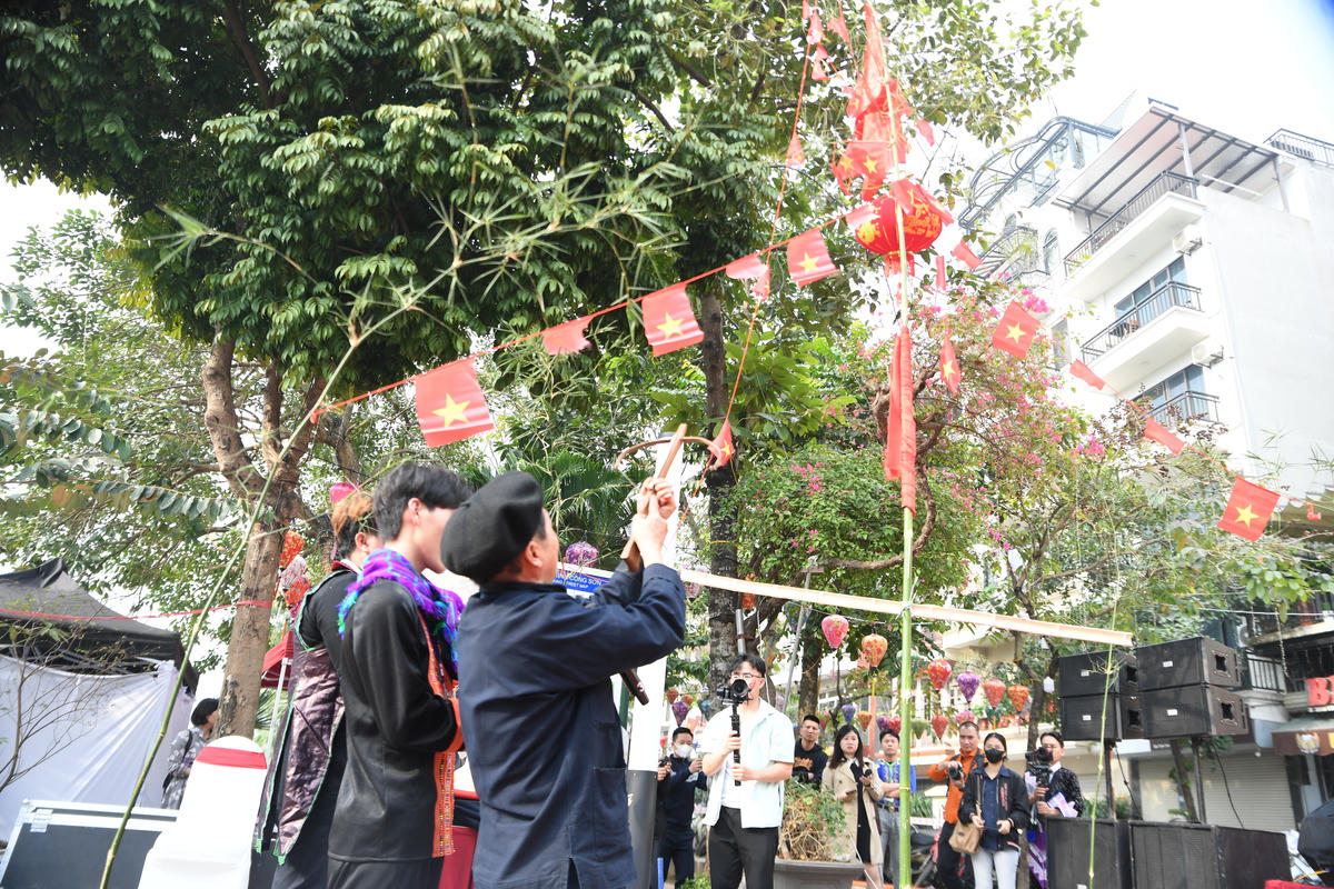 Tại Ngày hội văn hóa “Tết Mông xuống phố”, nghệ nhân ưu tú Vàng Chá Thào, đến từ xã Phố Bảng, tỉnh Tuyên Quang, đã tái hiện nghi thức cầu khấn xin thần núi, thần đất cho phép gia chủ dựng cây nêu “Gầu Tào” – một nghi lễ quan trọng trong đời sống tâm linh của người Mông. Ảnh: Phạm Sỹ.