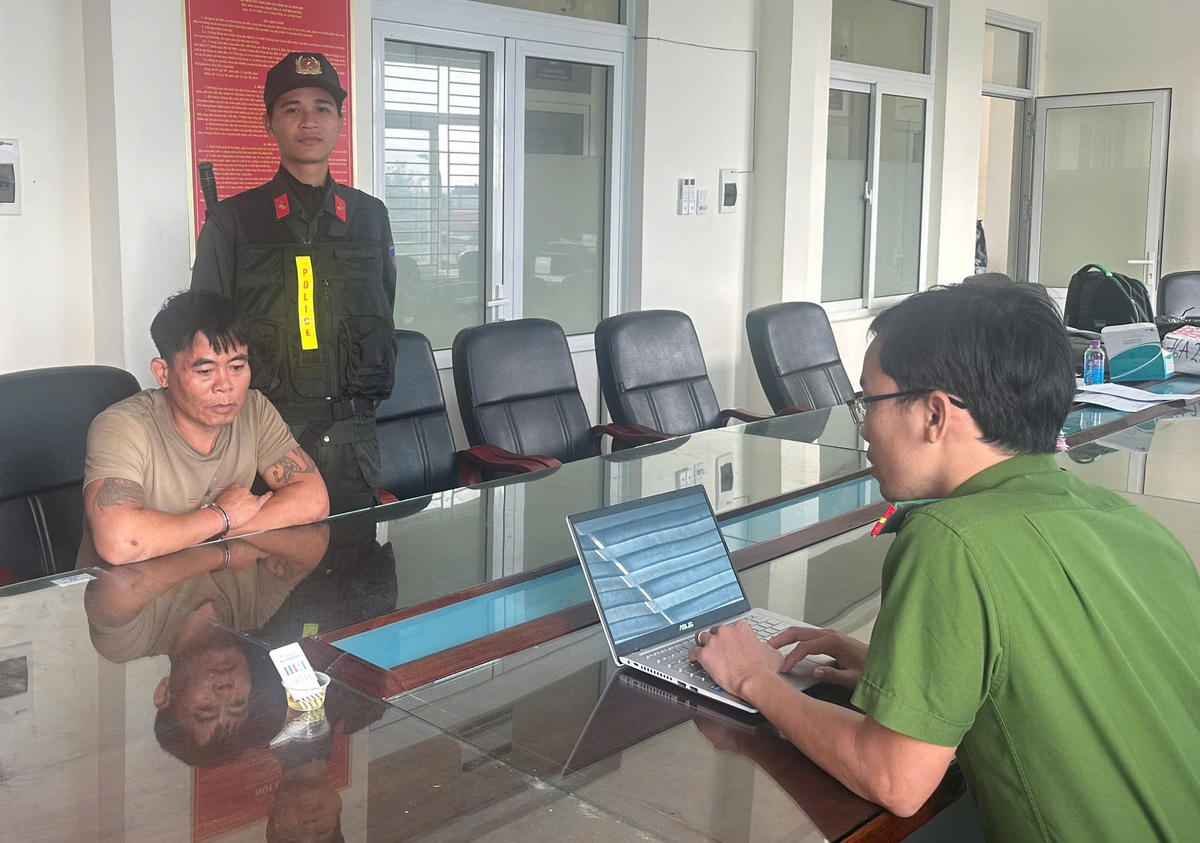 Đối tượng Bùi Văn Thiện làm việc với lực lượng Công an. Ảnh: CA Quảng Ngãi.