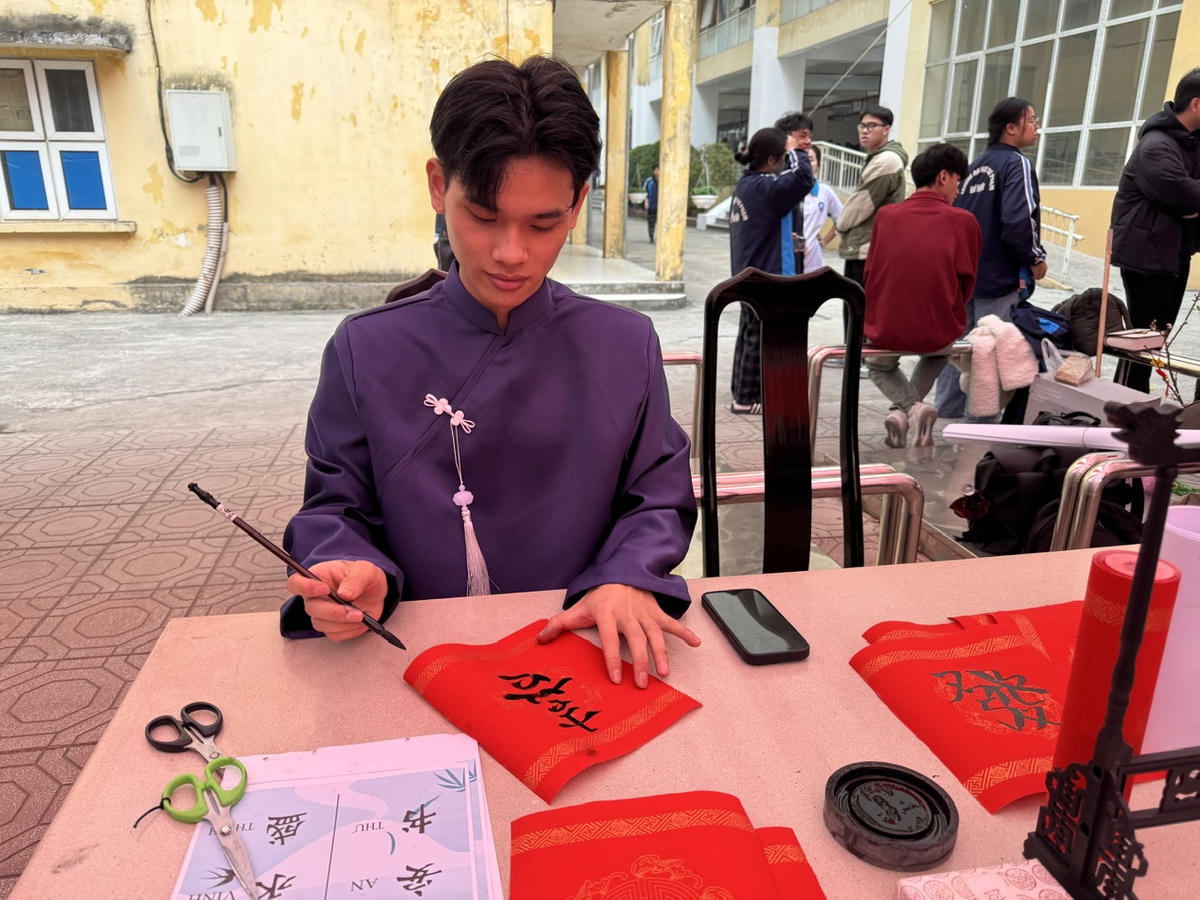 Sinh viên Sư phạm Hà Nội trải nghiệm Tết Việt giữa không gian đại học