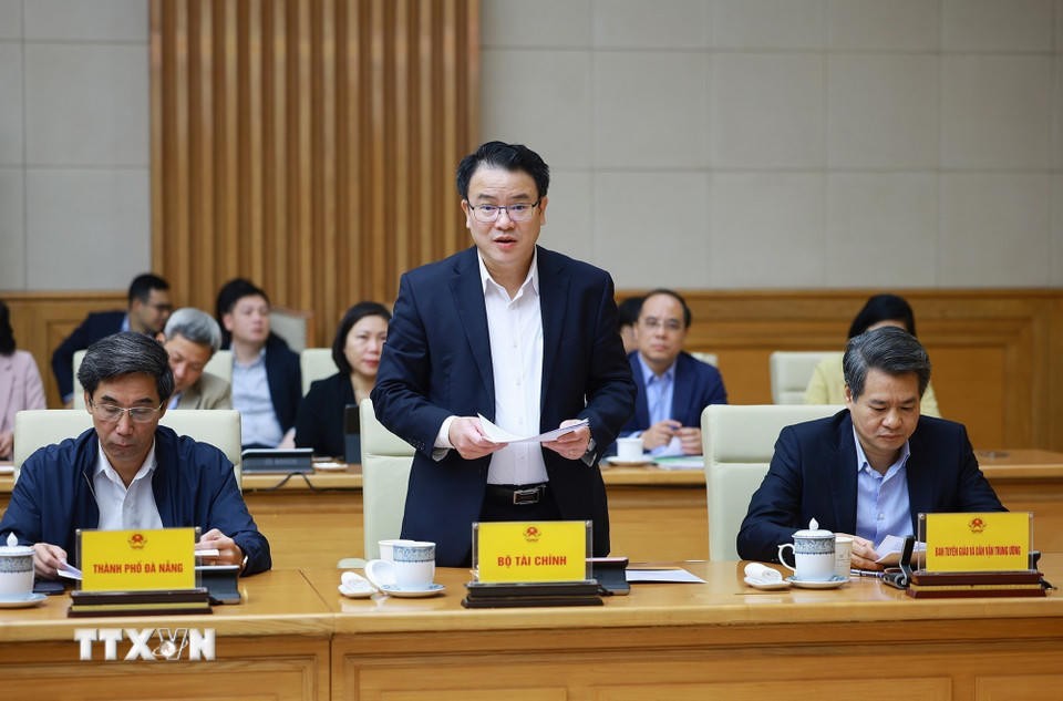 Thứ trưởng Bộ Tài chính Trần Quốc Phương báo cáo tình hình triển khai Nghị quyết số 68-NQ/TW của Bộ Chính trị về phát triển kinh tế tư nhân. (Ảnh: Dương Giang/TTXVN)