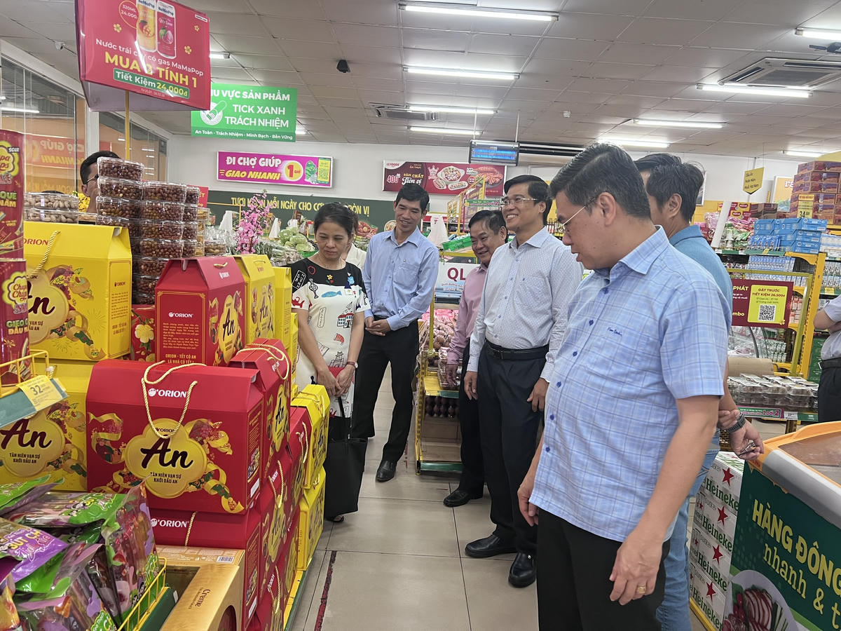 Tại các siêu thị, giỏ quà Tết cũng được bày bán khá đa dạng và phong phú. Ảnh: U.P