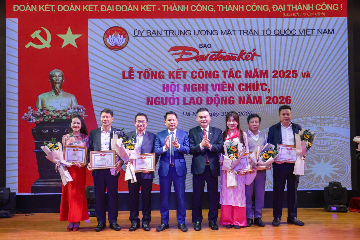 Trao Giấy khen của Ban Biên tập đối với cá nhân có thành tích xuất sắc năm 2025.&nbsp;Ảnh: Quang Vinh.