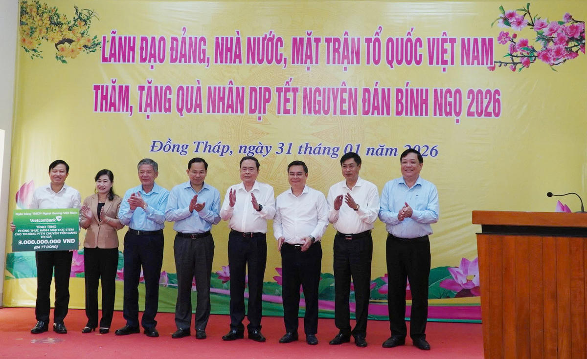 Vietcombank trao hỗ trợ 3 tỷ đồng xây dựng phòng học STEM. Ảnh: Trung Ngãi.&nbsp;