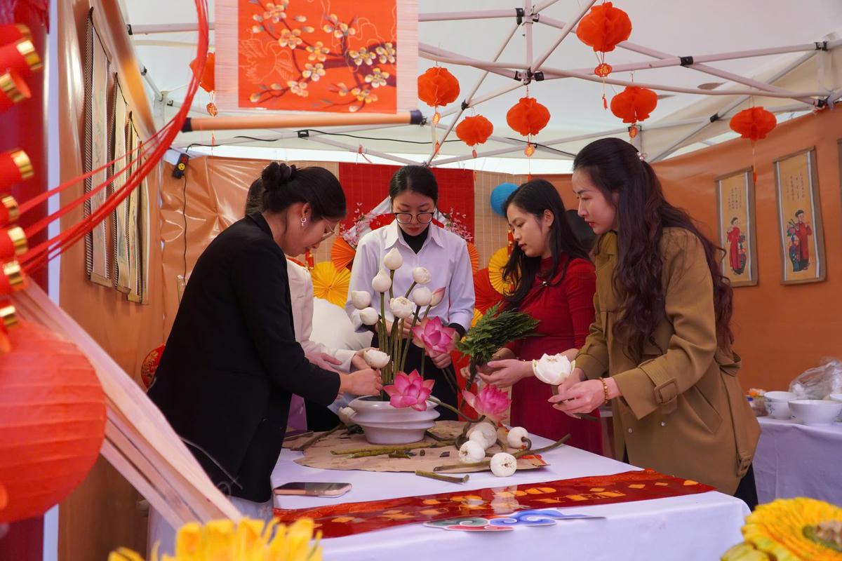 Sinh viên Sư phạm Hà Nội trải nghiệm Tết Việt giữa không gian đại học