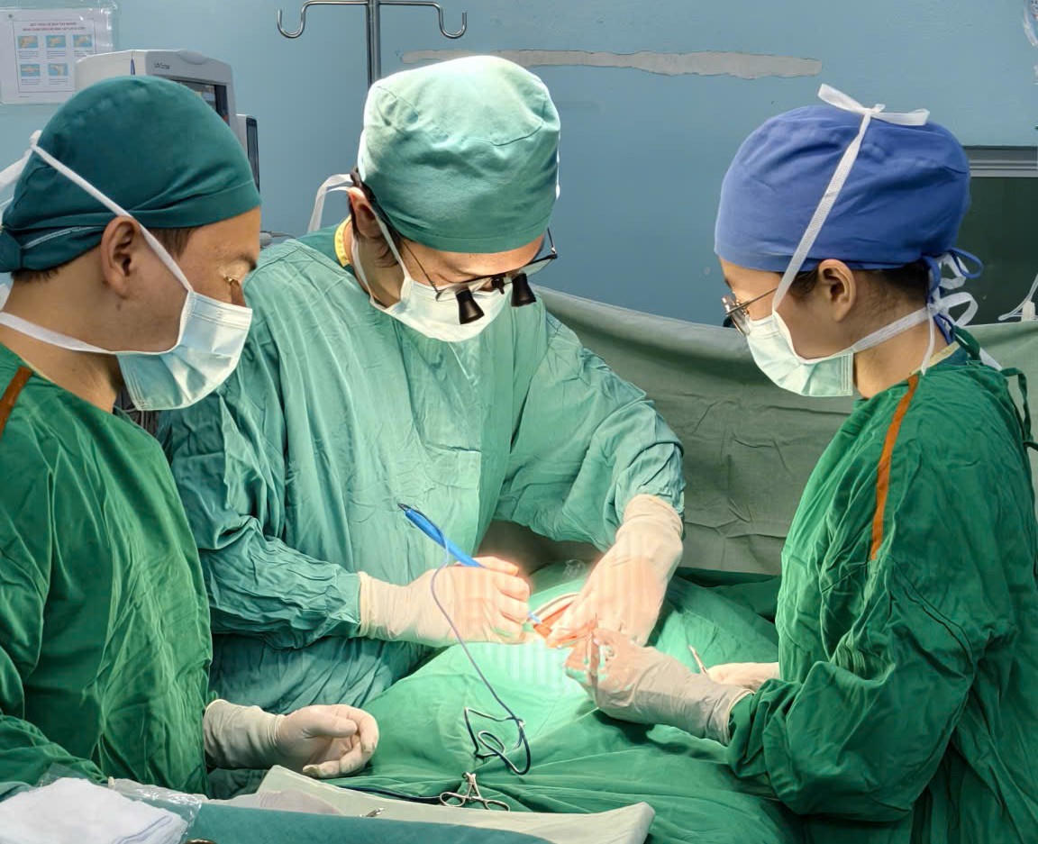 Bác sĩ phẫu thuật lấy dị vật cho bệnh nhi. Ảnh: BV
