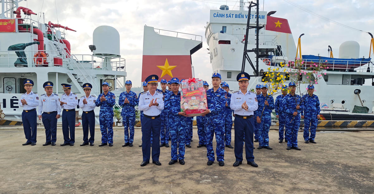 Đại tá Lê Huy, Chính uỷ Vùng Cảnh sát biển 2 gao nhiệm vụ, động viên cán bộ, chiến sĩ tàu 375 trước khi rời bến thực hiện nhiệm vụ. Ảnh: CV.