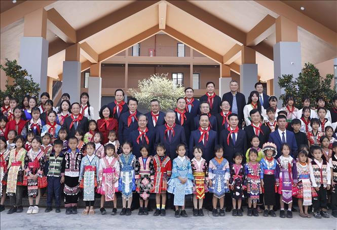 Tổng Bí thư Tô Lâm và Đoàn công tác của Trung ương với thầy cô và học sinh Trường Phổ thông Nội trú liên cấp Tiểu học và THCS Si Pa Phìn. Ảnh: Thống Nhất/TTXVN