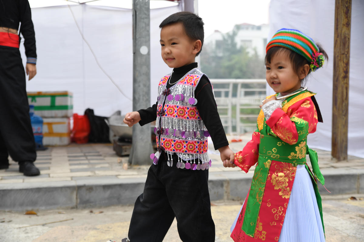 Nụ cười hồn nhiên của em bé dân tộc Mông giữa không gian ngày hội. Ảnh: Phạm Sỹ.