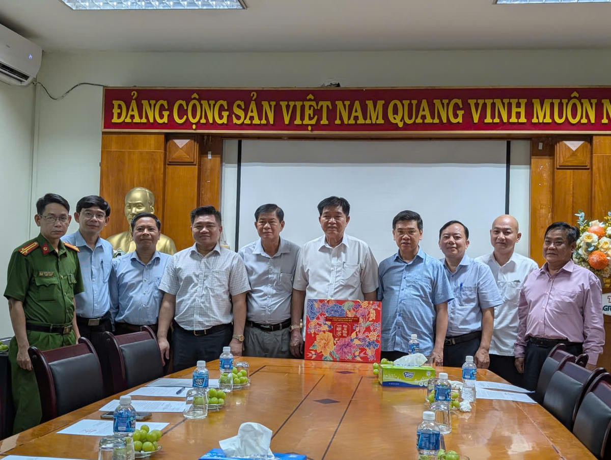 Lãnh đạo UBND thành phố chúc Tết và tặng quà cho Chợ Đầu mối Nông sản Thủ Đức. Ảnh: S.X