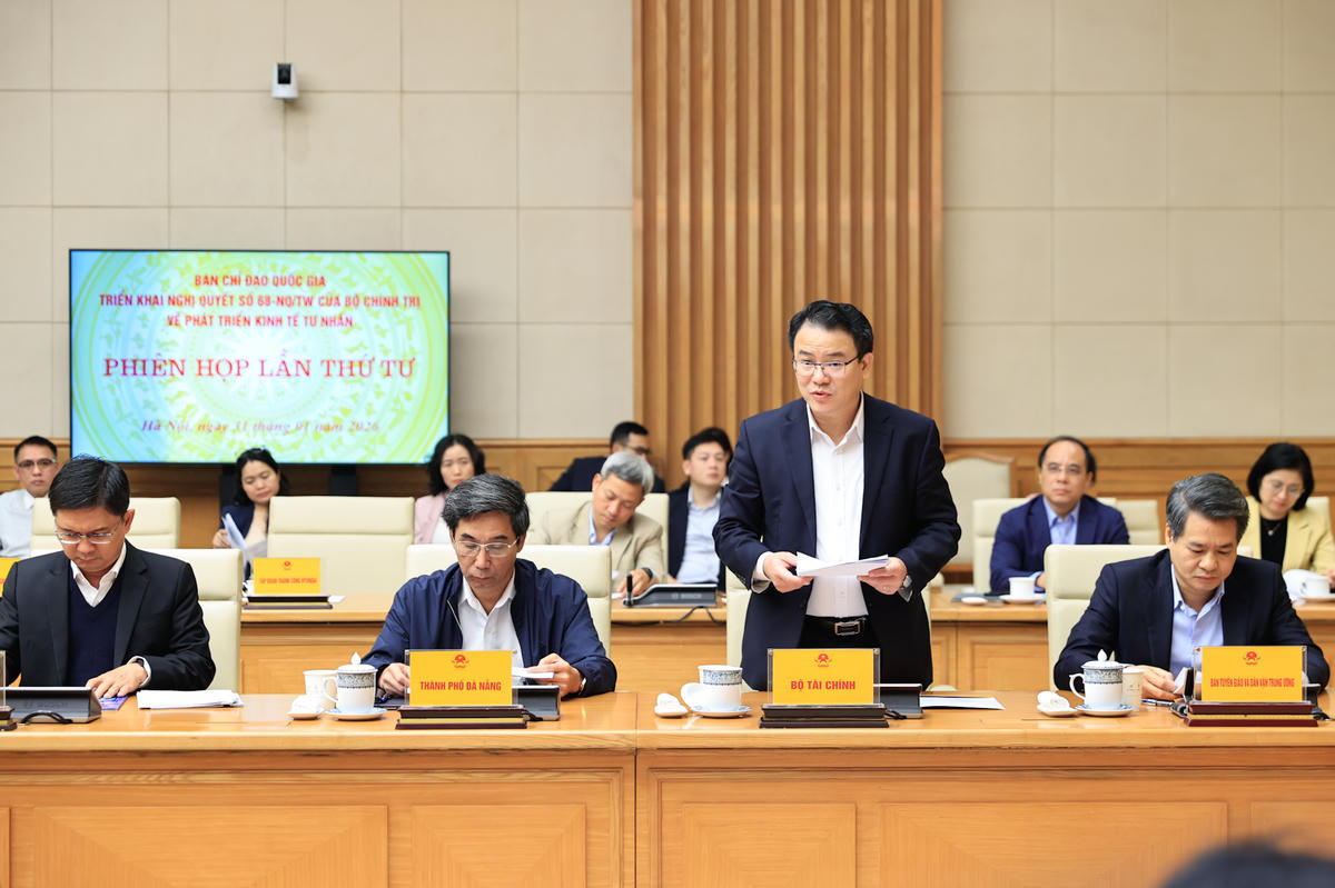 Thứ trưởng Bộ Tài chính Trần Quốc Phương báo cáo tại phiên họp. Ảnh: Nhật Bắc