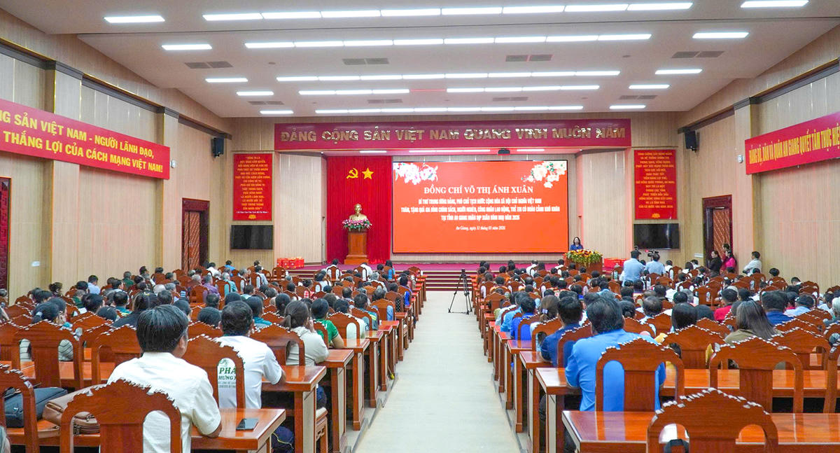 Phó Chủ tịch nước Võ Thị Ánh Xuân cùng đoàn công tác đến thăm, tặng quà, chúc tết các gia đình chính sách, công nhân lao động và lực lượng vũ trang trên địa bàn tỉnh An Giang. Ảnh Nguyễn Minh.