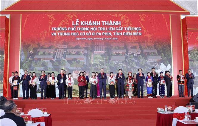 Tổng Bí thư Tô Lâm và Đoàn công tác của Trung ương tặng quà cho Trường Phổ thông Nội trú liên cấp Tiểu học và THCS Si Pa Phìn. Ảnh: Thống Nhất/TTXVN