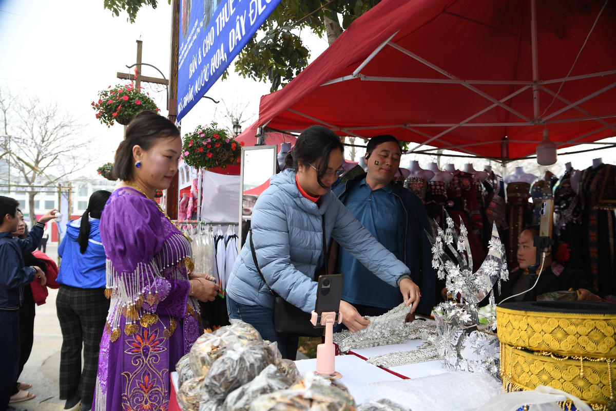 Công chúng Thủ đô và du khách có dịp trải nghiệm trực tiếp các phong tục, tập quán, sắc màu văn hóa của người Mông thông qua hoạt động trình diễn, trò chơi dân gian và không gian trải nghiệm thủ công truyền thống. Ảnh: Phạm Sỹ.