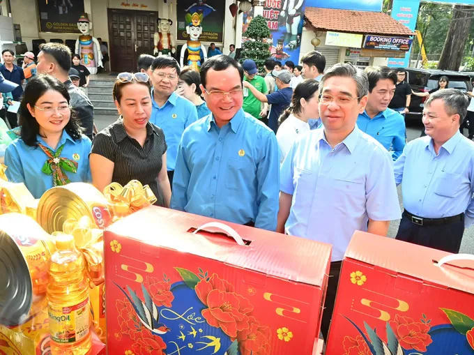 Ông Nguyễn Đình Khang và ông Nguyễn Phước Lộc tham quan gian hàng "Chợ Tết Công đoàn" tại TP Hồ Chí Minh. Ảnh: V.D.