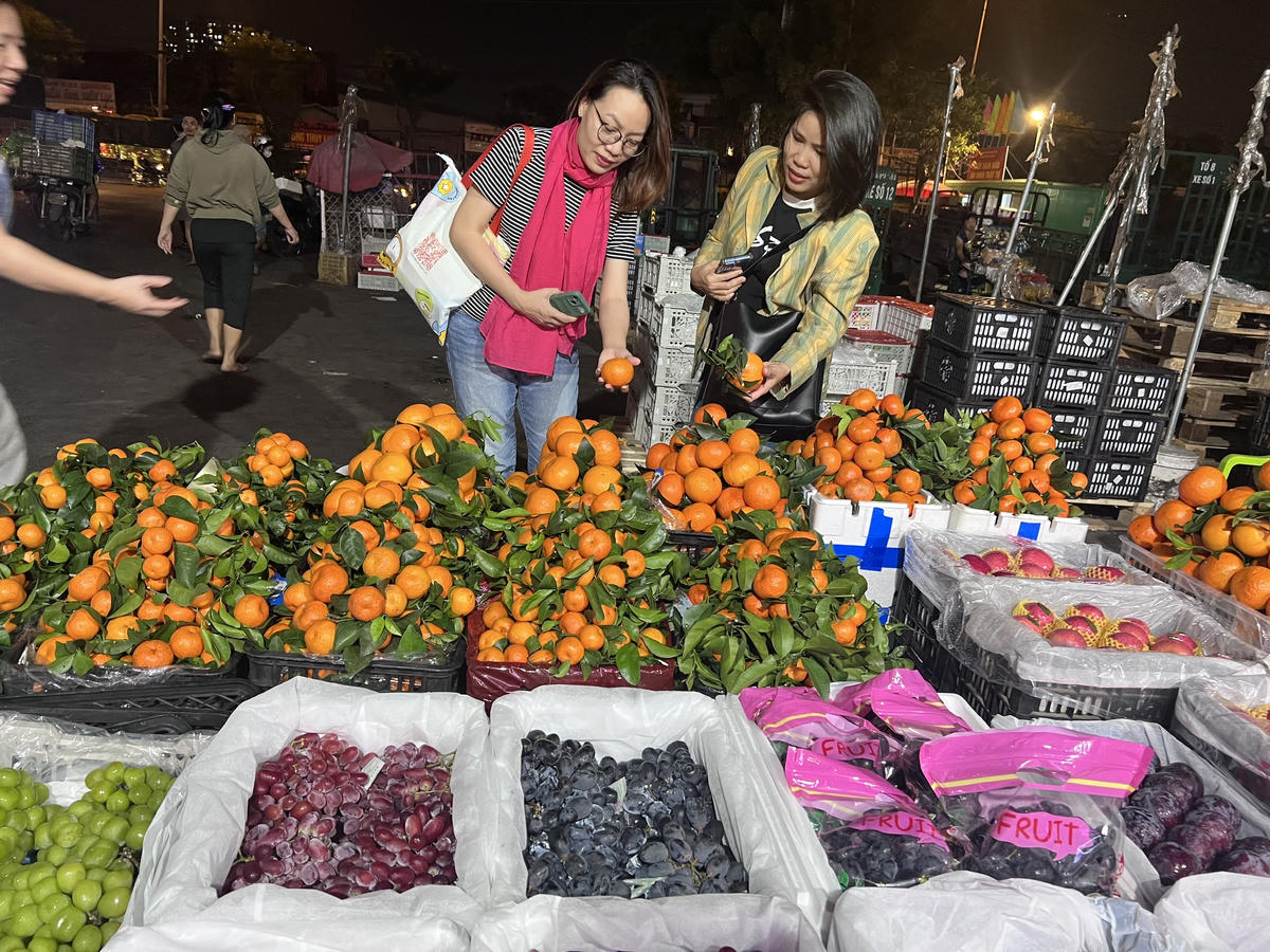 Theo đại diện Chợ Đầu mối Nông sản Thủ Đức, giá một số lại trái cây sẽ tăng nhẹ. Ảnh: H.P