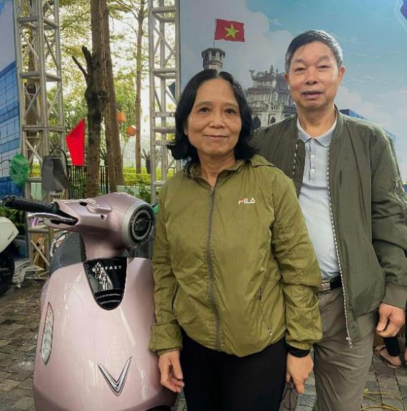 Bà Trần Thị Phong Thanh (trái) ưng ý với mẫu xe Evo Grand Lite