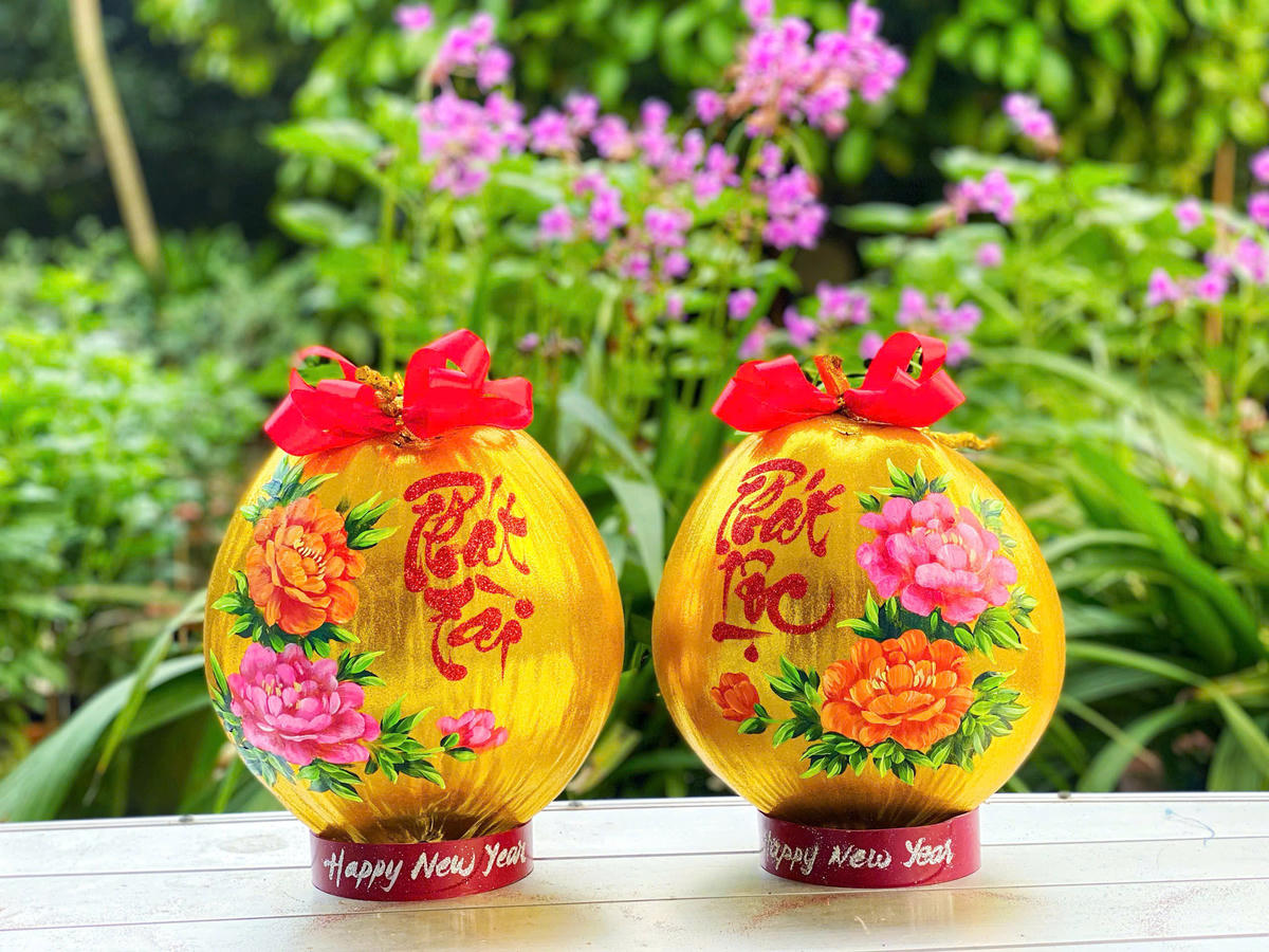 Dừa vẽ thư pháp và hoa. Ảnh: Trung Ngãi.