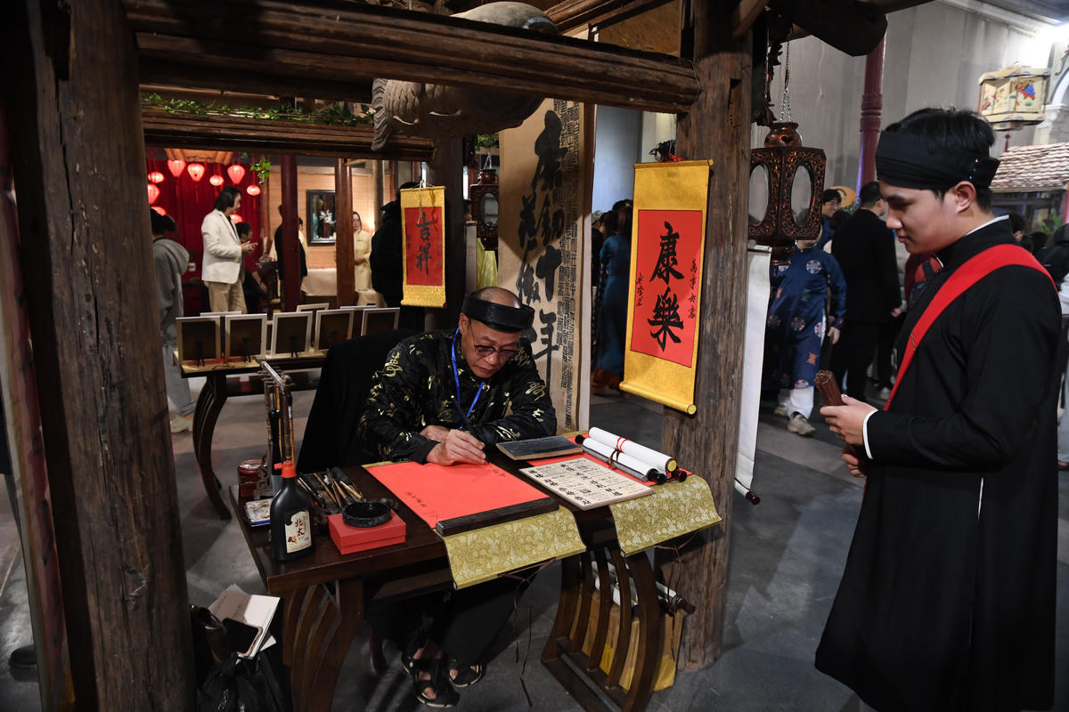 Tại Hội Xuân Bính Ngọ 2026, hoạt động viết thư pháp, xin chữ đầu Xuân là một trong những trải nghiệm thú vị.