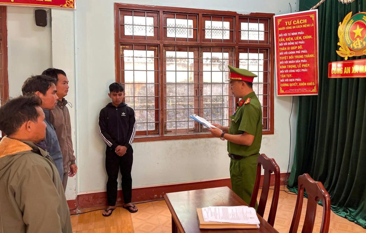 Lực lượng Công an đọc quyết định bắt tạm giam Sing (ở giữa). Ảnh: CA Gia Lai.