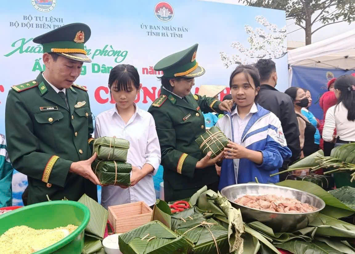 Những chiếc bánh chưng như gói trọn vẹn nghĩa tình của những người cán bộ chiến sĩ gửi tới bà con xã biên giới Hương Xuân.