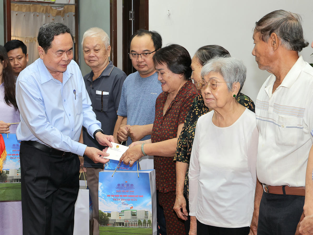 Chủ tịch Quốc hội Trần Thanh Mẫn tặng quà gia đình chính sách, lực lượng vũ trang nhân dân, hộ nghèo, hộ cận nghèo và công nhân lao động TP Cần Thơ.&nbsp;(ảnh: Minh Trung)