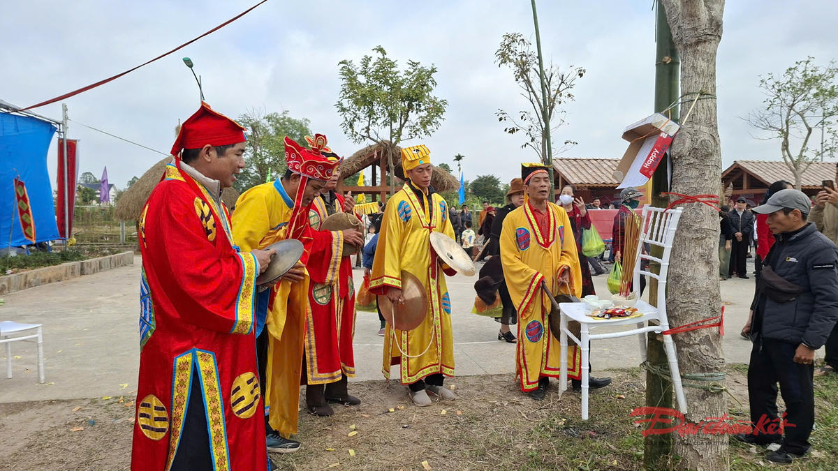 Điểm đặc sắc của lễ cầu mùa Sán Dìu không chỉ ở việc “cầu lúa” mà còn ở quan niệm thanh tẩy. Trước chính lễ, cộng đồng thực hiện các nghi thức tẩy trần, cáo yết, xin phép thần linh, với niềm tin rằng khi không gian thiêng và con người được “làm sạch”, phúc khí mới giáng xuống. 
