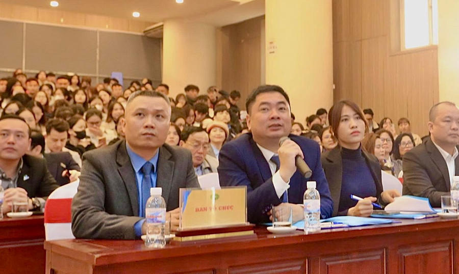 Ban giám khảo cuộc thi