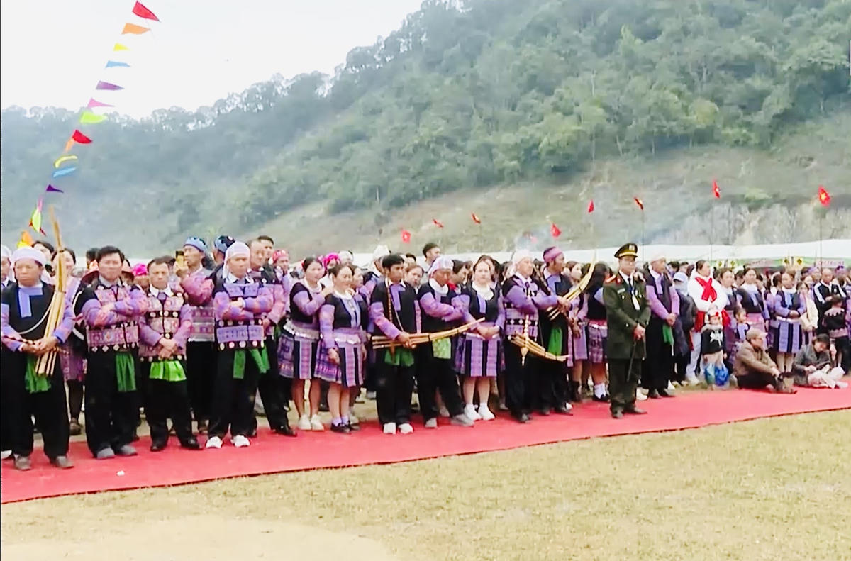 Nhiều du khách thập phương và bà con người Mông trải nghiệm Lễ hội. Ảnh: CTV