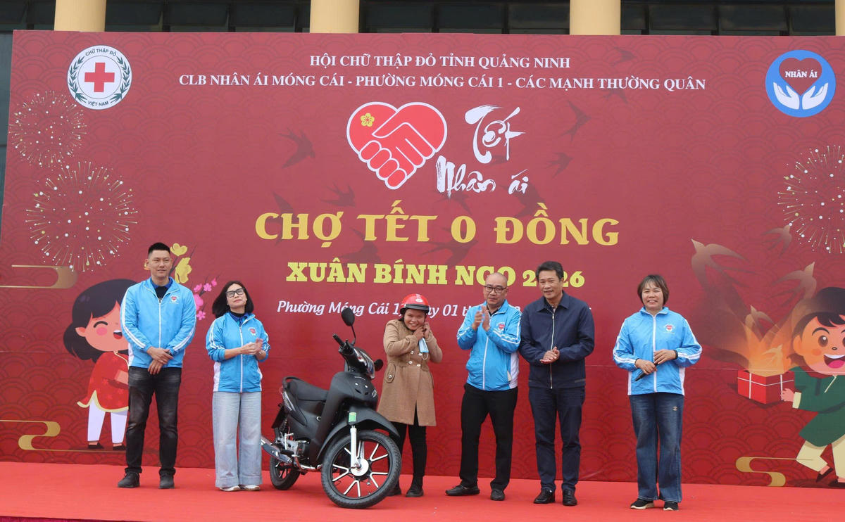 Chị Lường Thị Nguyệt (SN 2003) trú tại thôn Lục Chắn, xã Hải Sơn có hoàn cảnh đặc biệt khó khăn được trao tặng 1 xe máy trị giá 18 triệu đồng. 