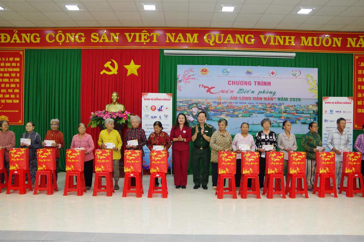 Tặng quà Tết cho người nghèo, gia đình chính sách tại chương trình. Ảnh: Quang Tiến.