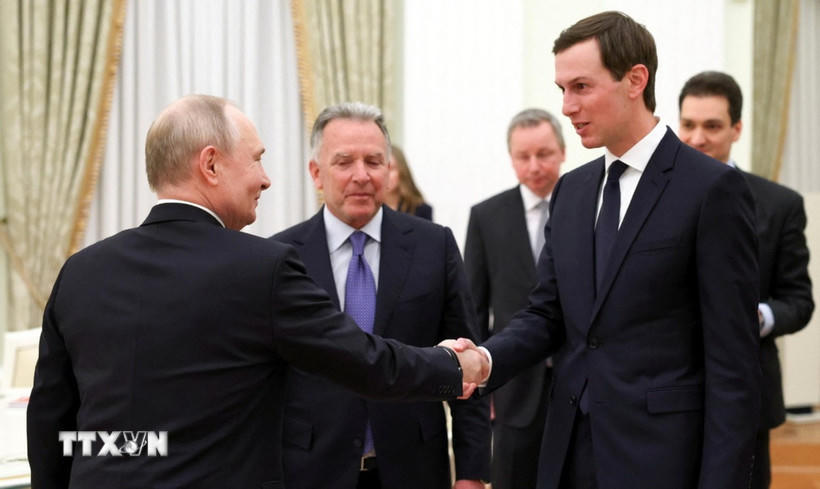 Tổng thống Nga Vladimir Putin (trái) trong cuộc gặp đại diện phái đoàn Mỹ tham gia đàm phán ba bên, gồm Đặc phái viên của Tổng thống Mỹ Steve Witkoff (thứ 2, trái) và Jared Kushner (phải), tại Moskva ngày 22/1/2026. (Ảnh: Reuters/TTXVN).