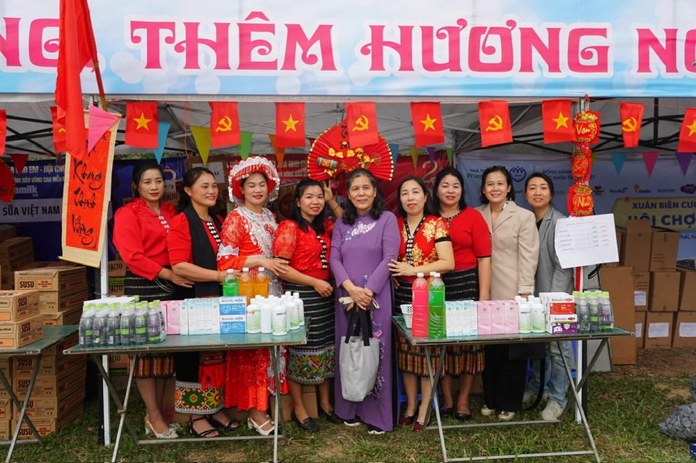 Chủ tịch Hội Bảo vệ quyền trẻ em việt Nam Nguyễn Thị Thanh Hòa tham quan các gian hàng. Ảnh: Nguyễn Hà.