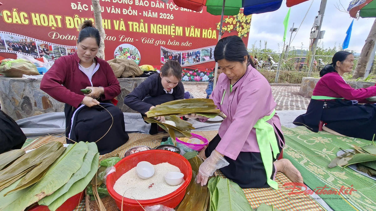 Những chiếc bánh được làm từ tâm huyết của người phụ nữ Sán Dìu.