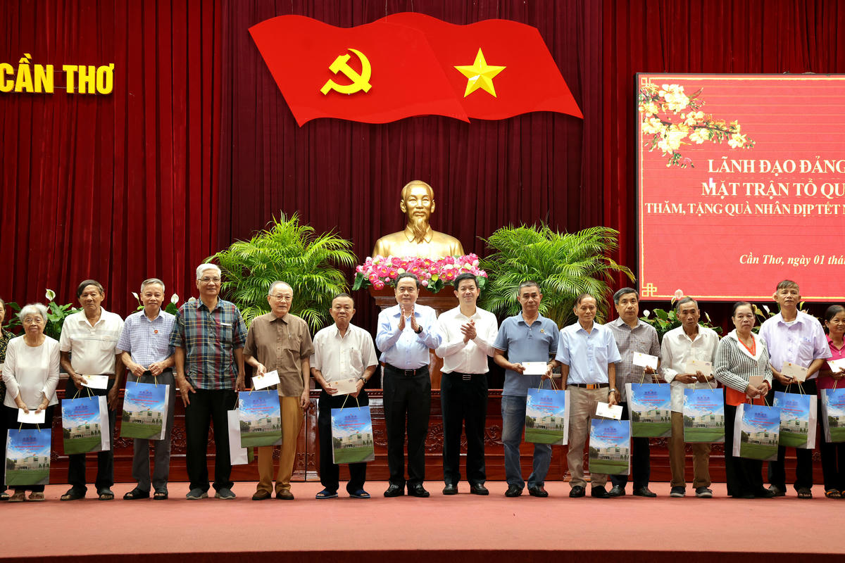 Chủ tịch Quốc hội Trần Thanh Mẫn và Bí thư Thành ủy Cần Thơ Lê Quang Tùng tặng quà gia đình chính sách, hộ nghèo, hộ cận nghèo và công nhân lao động TP Cần Thơ. (ảnh: Minh Trung)