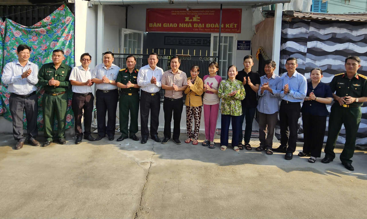 Các đại biểu chụp ảnh lưu niệm cùng hộ gia đình bà Lê Thị Xuyến. (Ảnh: Tuệ Yên)