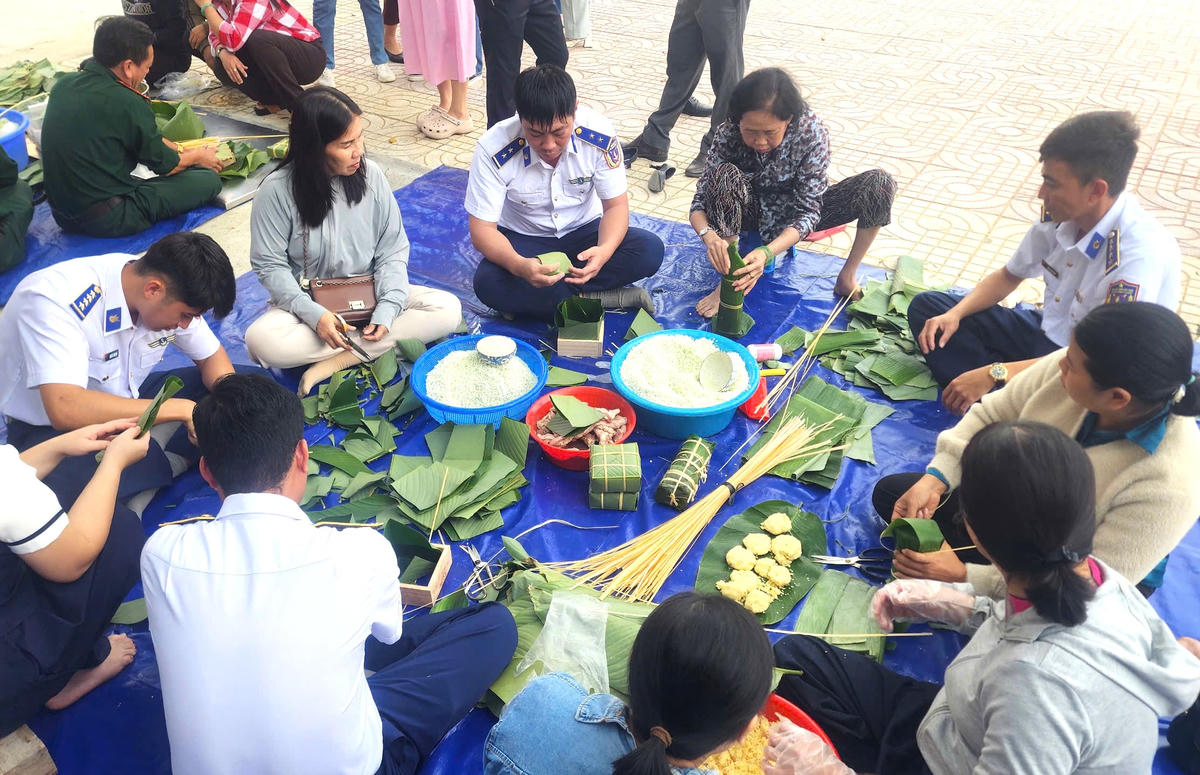 Cán bộ, chiến sĩ cảnh sát biển và người dân gói bánh chưng, bánh tét. Ảnh: Đức Định.