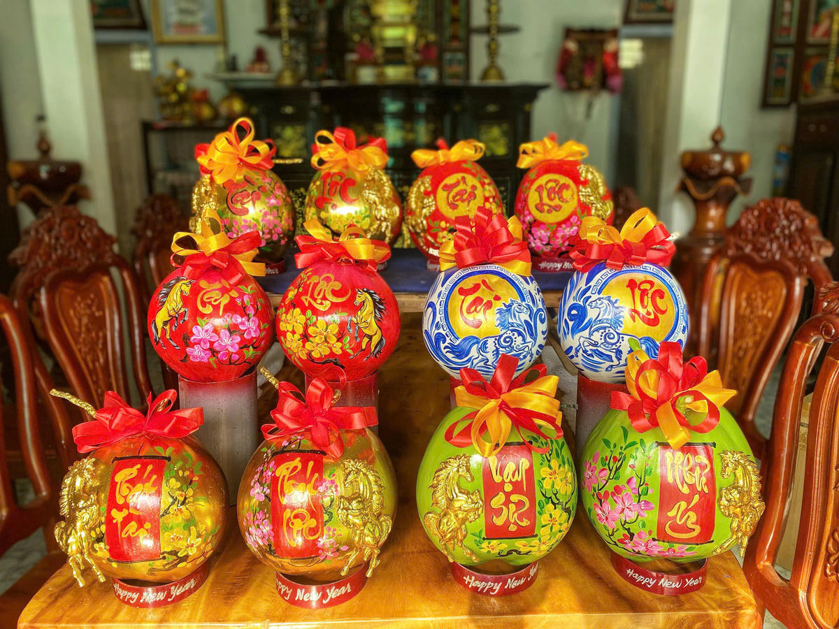 Khuôn linh vật ngựa gắn lên dừa với chữ thư pháp “Phát tài – Phát lộc” theo nhu cầu khách hang. Ảnh: Trung Ngãi.