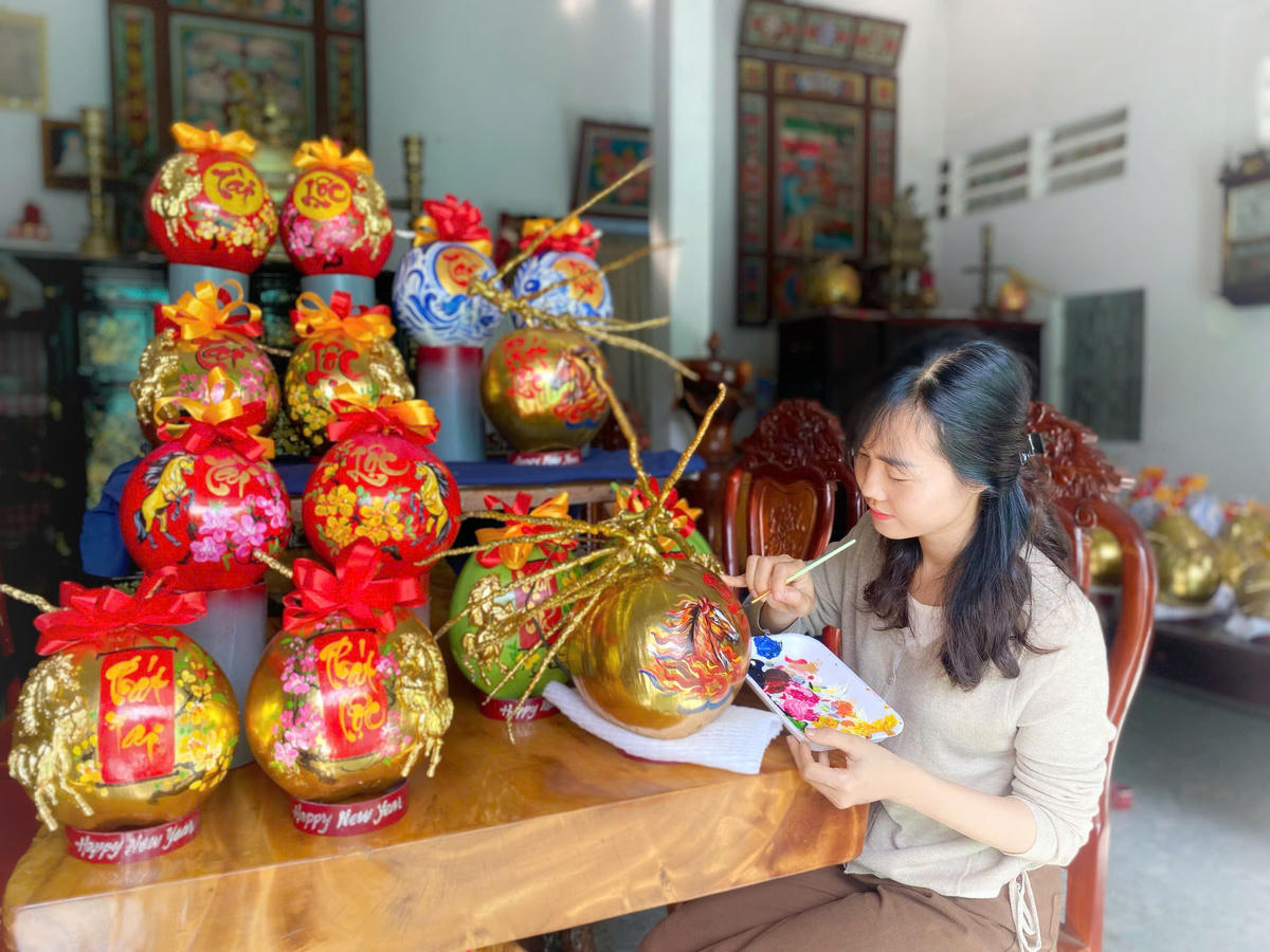 Để hoàn thiện một cặp dừa, thời gian có thể kéo dài từ 2 đến 5 giờ. Ảnh: Trung Ngãi.
+ảnh 4: Giá bán dừa vẽ linh vật dao động từ 180.000 – 400.000 đồng/cặp, tùy mẫu và mức độ công phu. Ảnh: Trung Ngãi.